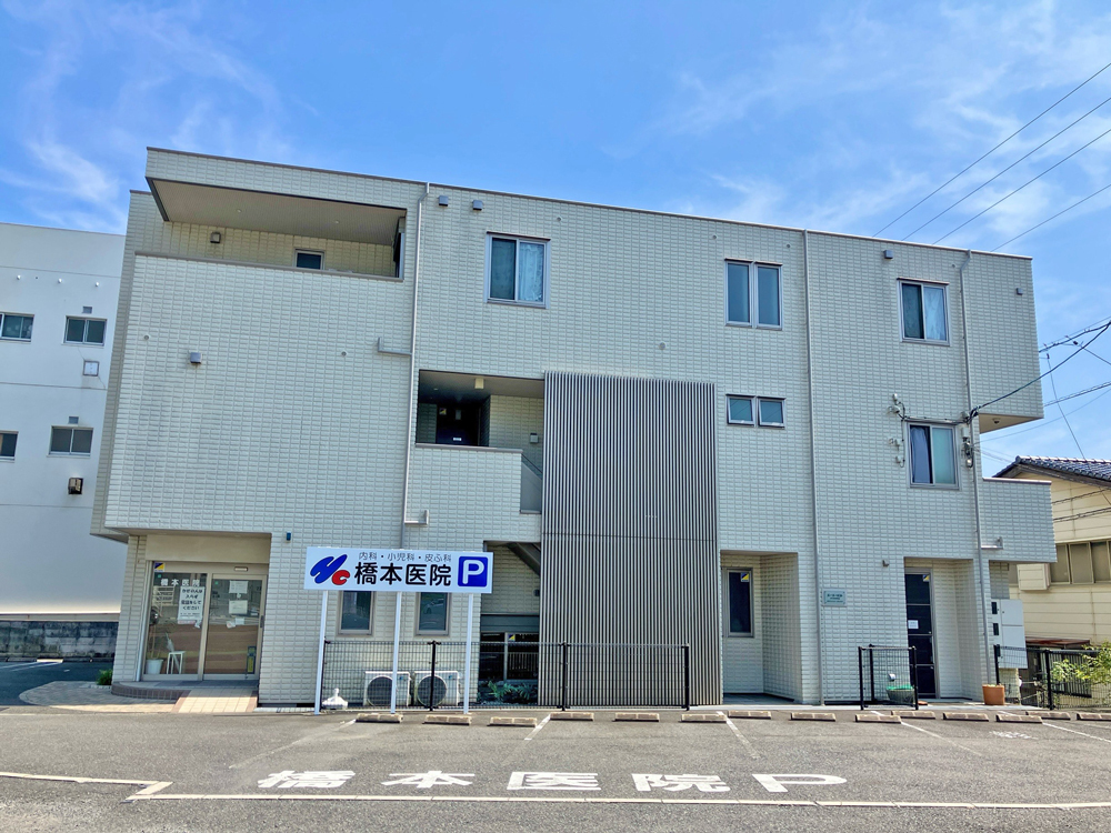 橋本医院　ビルの入り口